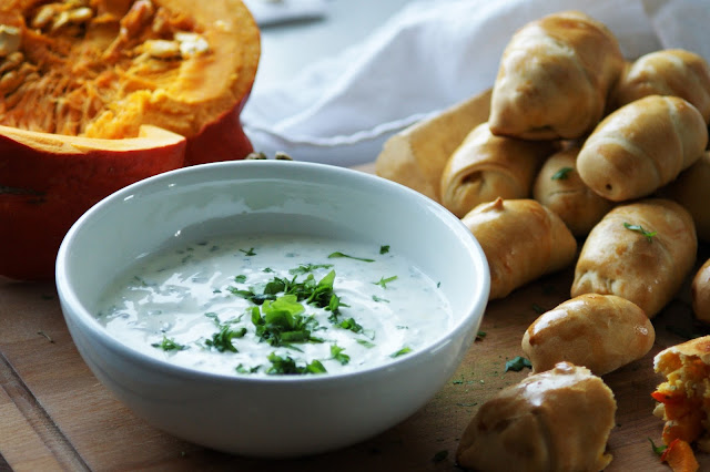 Kürbistaschen mit Kräuterjoghurt Dip
