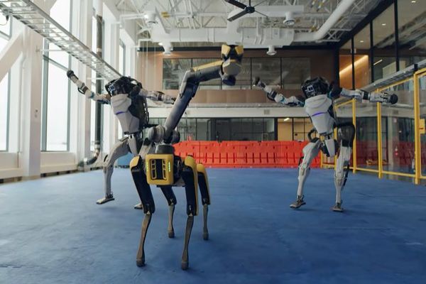 بوسطن ديناميكس تنشر فيديو مثير لروبوتاتها