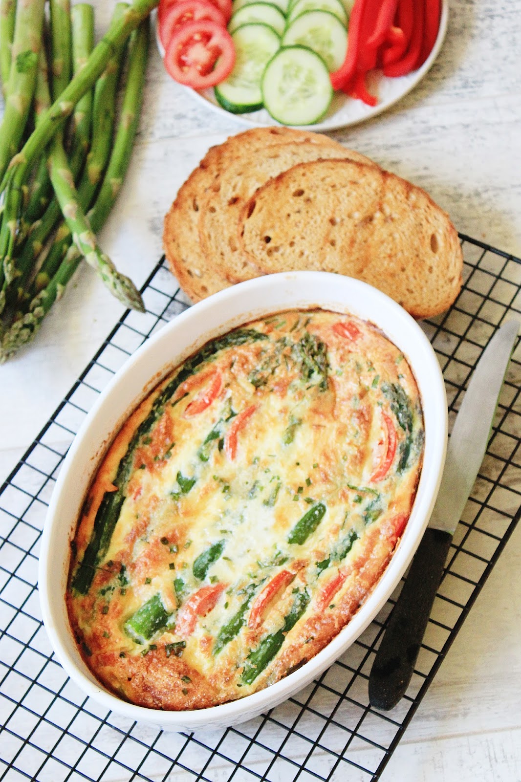 Omlet pieczony ze szparagami, szynką i pomidorkami 