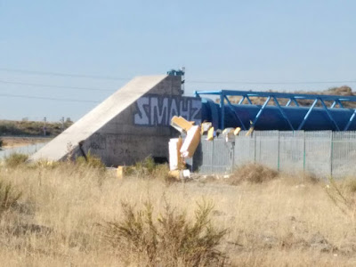 Neveras colgando en la valla del Metro, línea 9, entre Puerta de Arganda y Rivas-Urbanizaciones