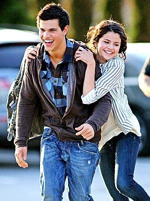 selena gomez and taylor lautner kiss. gomez kissing taylor