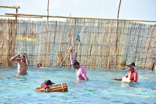 Thaher Hanubun Promosi Tradisi Wer Warat, Cara Menangkap Ikan di Kepulauan Kei.lelemuku.com.jpg