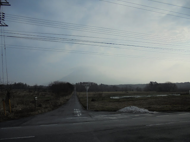 アイノピア入り口の十字路から大山が薄っすらと見えていました