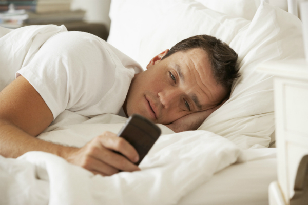 استعمال الهواتف الذكية قبل النوم خطير !  