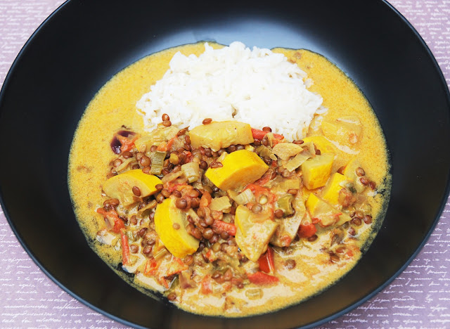 Curry aux lentilles vertes, courgettes et tomates
