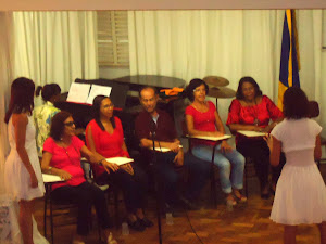Grupo  de  Canto e Criatividade (atividade  de  extensão  comunitária)  e as  estagiárias de música