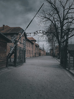 photo of the front gate of Auschwitz camp.
