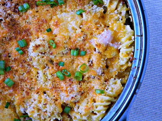 Baked Mac 'n Cheese with Shrimp and Bacon www.hunwhatsfordinner.com