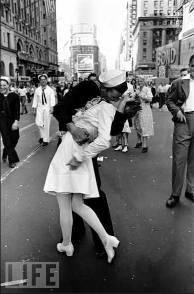 times square kissing photo. LA#39;s #39;Times Square Kiss#39; Nurse