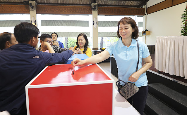 Đồng chí Nguyễn Thị Hồng Đào, UVBTV Quận ủy, Chủ nhiệm  Ủy ban Kiểm tra bỏ phiếu bầu trưởng khu phố, thành viên  Ban Thanh tra nhân dân tại khu phố 6, Phường 28. (Ảnh: MD)