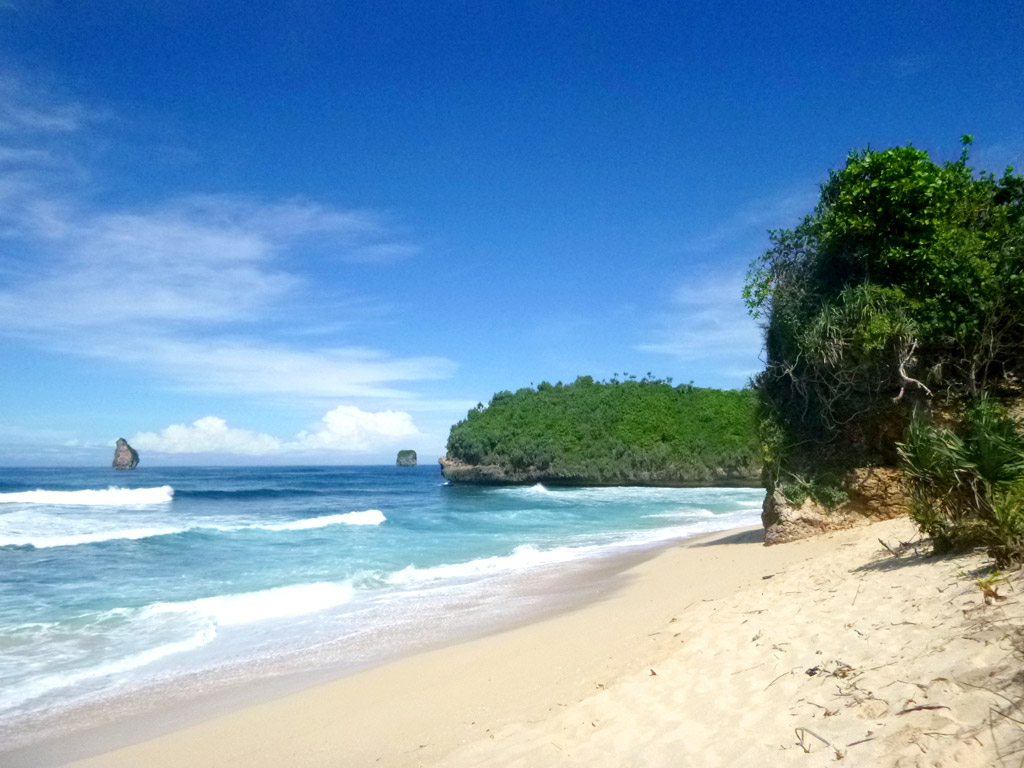 Keindahan Alam Pantai Goa Cina