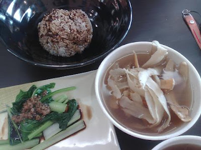 Yao Cai (MK: Chinese herbal) chicken soup + rice + vegetable 药材鸡腿酥汤+ 