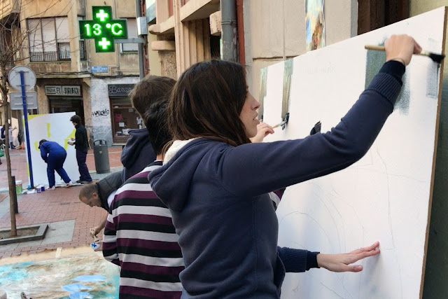 Integrantes de un taller de pintura durante una actividad en la calle Portu