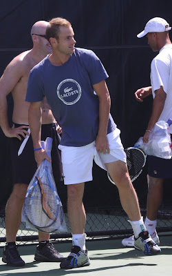 HQ photo of Roddick scratching his itchy balls