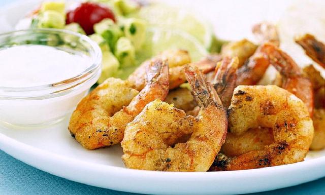 Receta de gambas a la gabardina con alioli y ensalada