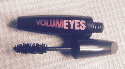 Glamour magazine free model co make up mascara black