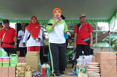 Bupati Chusnunia dan PGRI Purbolinggo Bagi-bagi Hadiah