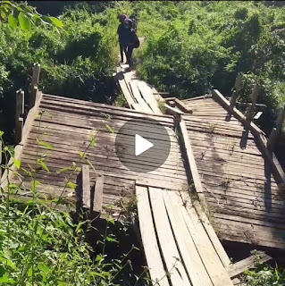 VIDEO: Kondisi Jembatan Kayu Penghubung Bika - Embaloh yang Nyaris Ambruk