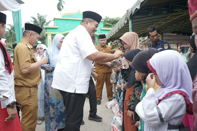 Ikut Pengajian Akbar, Wabup Asahan Bagikan Bantuan Sembako kepada Kaum Dhufa dan Anak Yatim