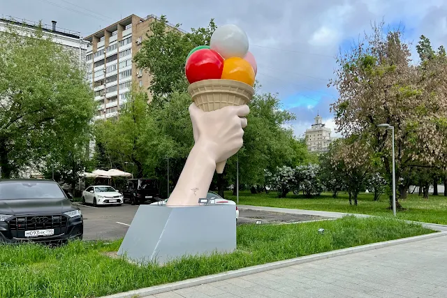 Большая Дорогомиловская улица, инсталляция – рука с мороженым