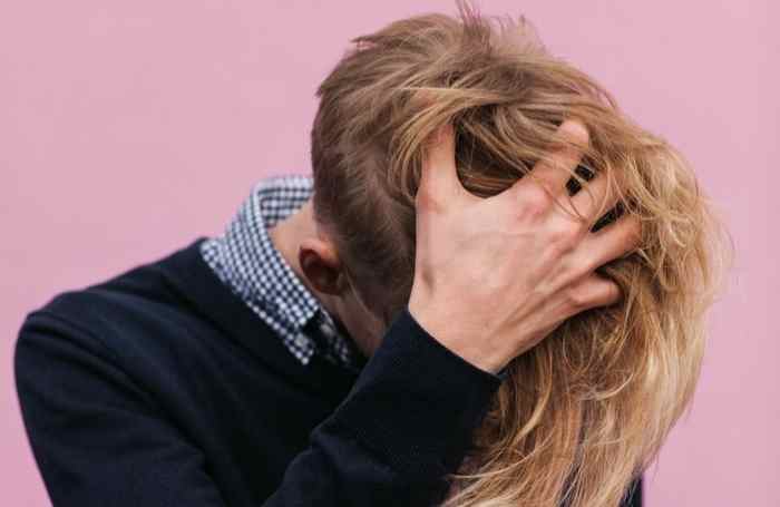 ألم فروة الرأس: الأسباب الرئيسية والأعراض المرتبطة به