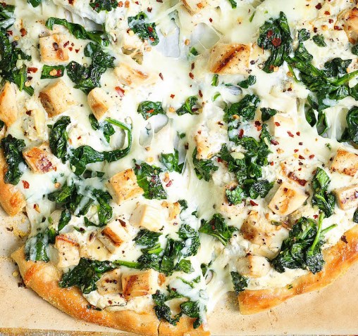 ROASTED GARLIC, CHICKEN AND SPINACH WHITE PIZZA #dinner #mozzarella