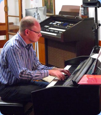Our guest artist, Dave Hallam playing the Club's Yamaha Clavinova CVP-509