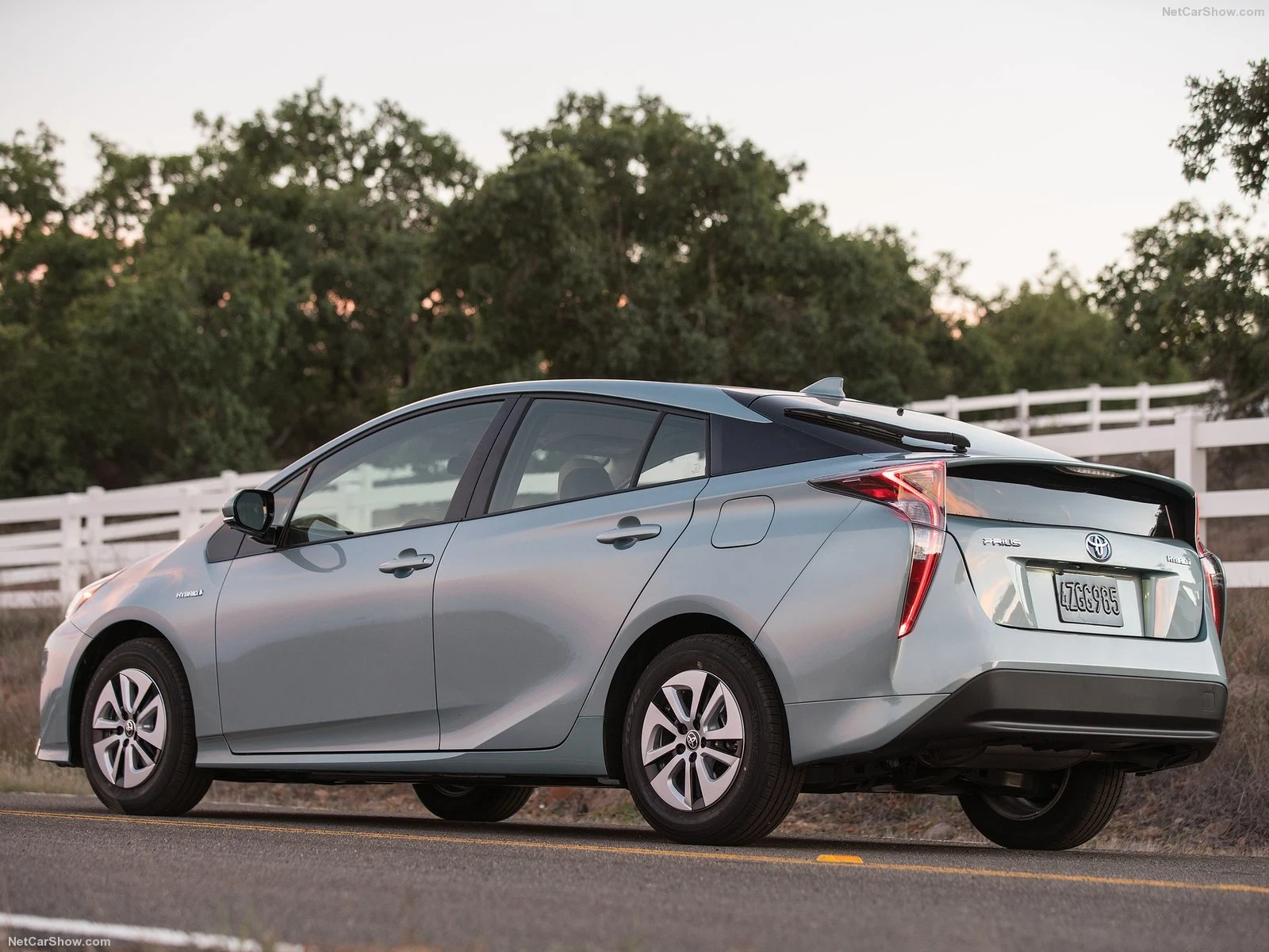 Hình ảnh xe ô tô Toyota Prius 2016 & nội ngoại thất