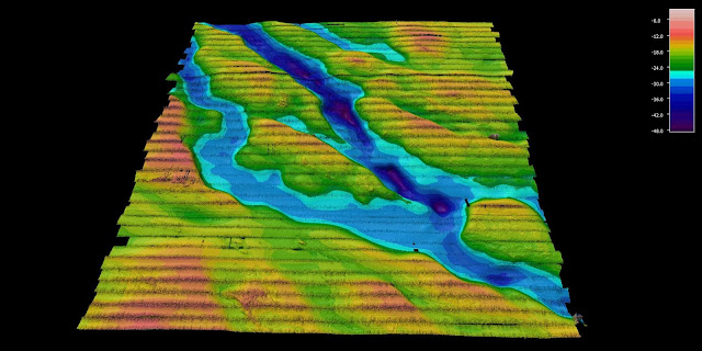 Värikäs merenpohjan kolmiulotteisuutta ja merenpohjan kanjoneita kuvaava tulkinta monikeilakaikuluotauskuvasta