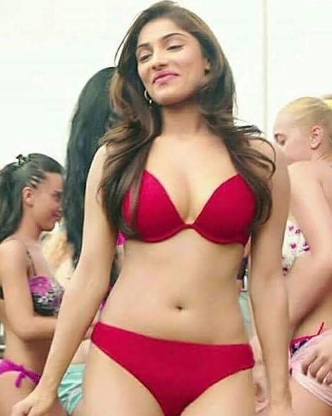 Ishita Raaj Sharma hot actress pyar ka punchnama