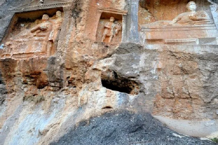 Reliefs in Mersin fall victims to treasure hunters