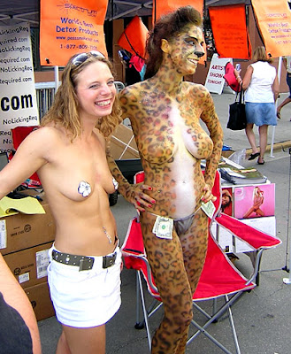 Women Body painting on Tlete Street