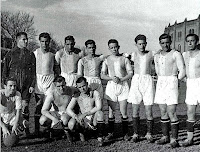 VALLADOLID CLUB DEPORTIVO. Temporada 1939-40. Una formación del Valladolid en la temporada 1939-40, posando en el campo de la Sociedad Taurina. VALLADOLID C. D. 1 🆚 MADRID C. F. 2 Domingo 01/10/1939, 16:00 horas. Campeonato Regional Mancomunado Centro, jornada 1. Valladolid, campo de la Sociedad Taurina. GOLES: ⚽0-1: 25’, Gaspar Rubio. ⚽0-2: 29’, Gaspar Rubio. ⚽1-2: 41’, Gallinar.