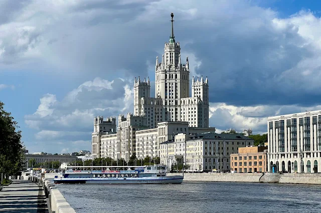 Космодамианская набережная, Москва-река, высотный жилой дом на Котельнической набережной