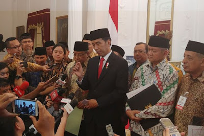 Presiden Joko Widodo bersama pimpinan ormas mengumumkan Perpres 87 Tahun 2017 tentang Penguatan Pendidikan Karakter di Istana Merdeka, Jakarta, Rabu (6/9/2017)