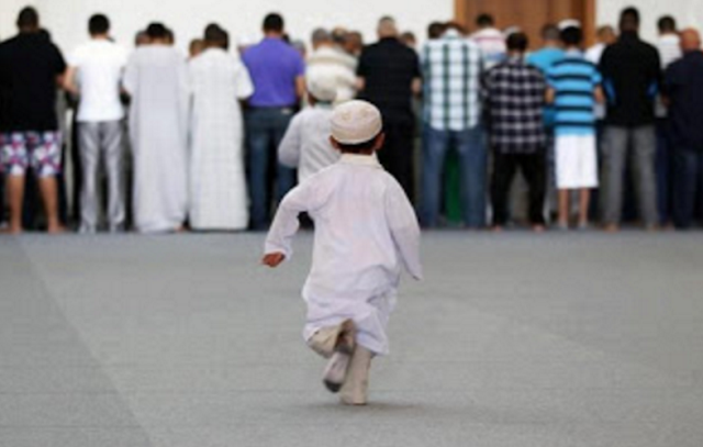 Sampaikan Kisah Mencengangkan Ini kepada Mereka yang Suka Memarahi Anak Kecil di Masjid!