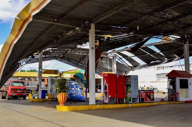 Teto de posto de gasolina desaba no centro de Irecê