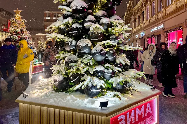 улица Кузнецкий Мост, елка с шарами «Гоша Рубчинский»