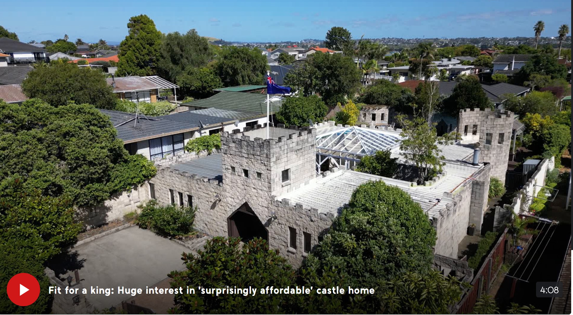 Tòa lâu đài tọa lạc ở vị trí đắc địa trên đường Prince Regent Drive thuộc Vịnh Bán Nguyệt của Auckland (NGUỒN: BREAKFAST)