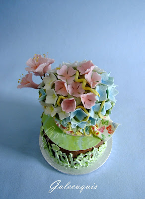 tarta primavera con flores comestibles