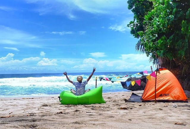 Laut Biru dan Ombak Tenang di Pantai Mrutu