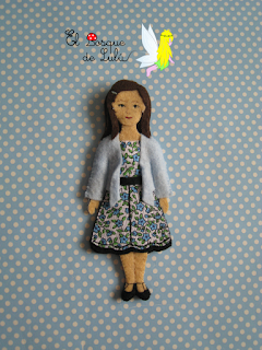 broche-personalizado-fieltro-regalo-original-muñeca-felt-feltro-doll-elbosquedelulu-hechoamanoparati