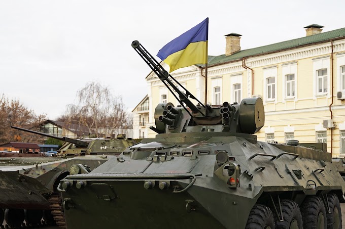 Forze di difesa aerea ucraine abbattono droni russi in attacco a Kiev