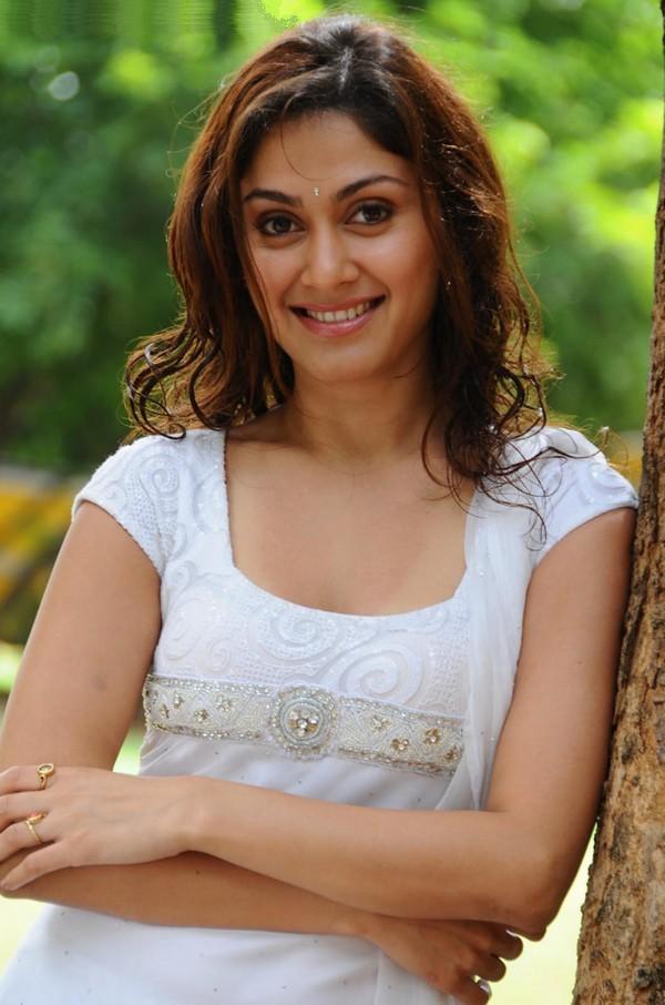Manjari-Fadnis-hot-in-white-3.jpg