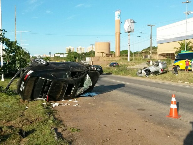 Carros capotam e cinco pessoas ficam feridas na BR-101, em Natal