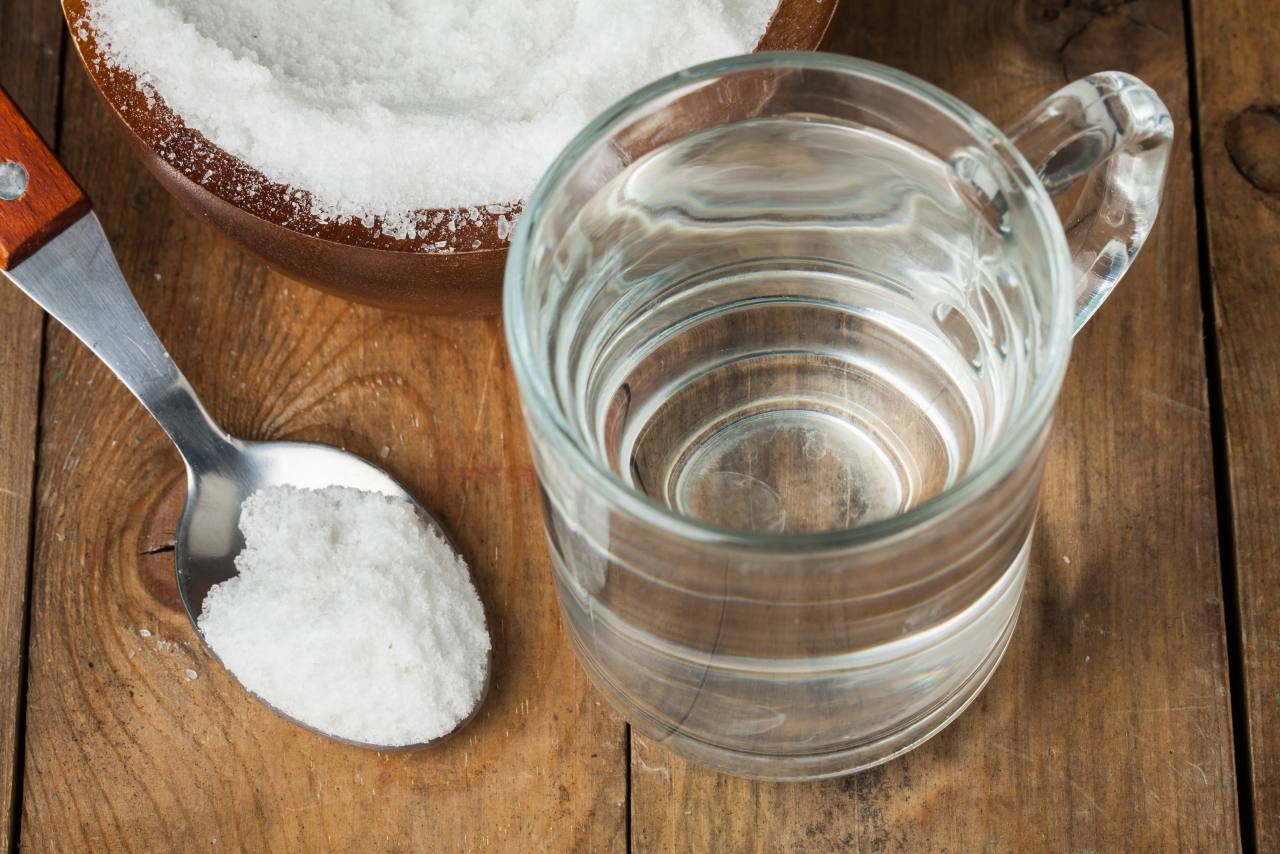 Cara penggunaan air garam ialah dengan mencampurkan 2 sendok garam dengan segelas air hangat. Biasanya juga, orang menggunakan garam himalaya atau garam laut.