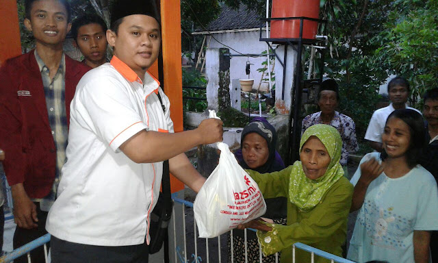 Team Lazismu Jember dan Kader IMM menyerahkan Sembako