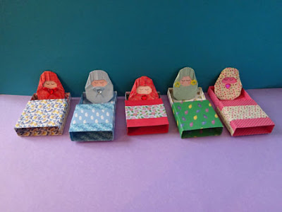 scatole origami aperte con ognuna la propria bambolina