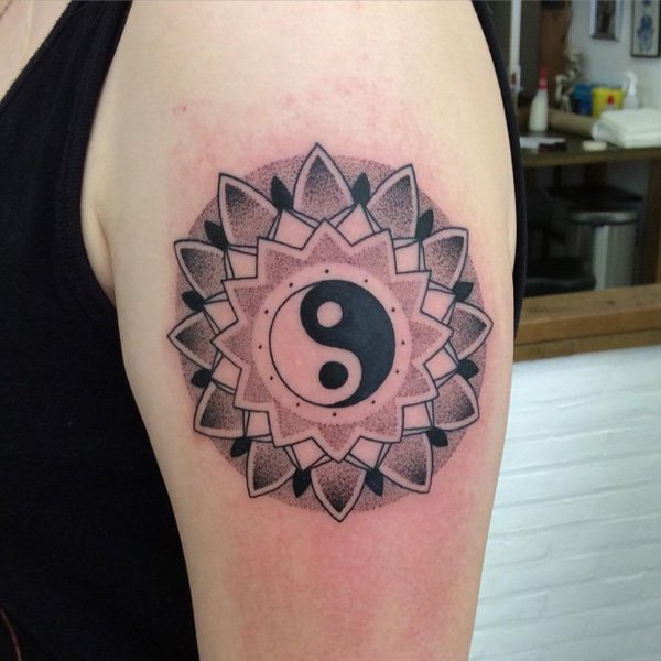 Incrível Yin Yang tatuagem no braço. Muito limpo e arrumado o projeto da tatuagem, que destaca o símbolo do Yin Yang no meio dos raios do sol.