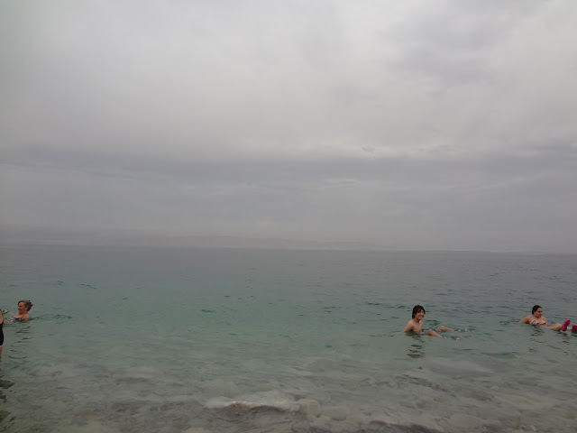 Gente bañándose en el mar Muerto